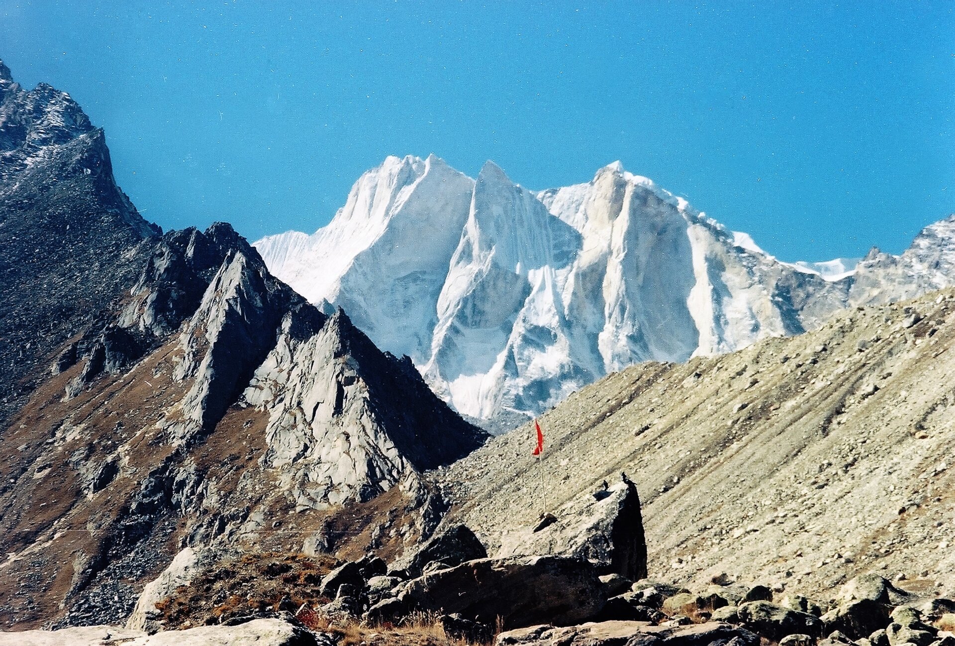 il-monte-meru-%286-660-me%29-con-al-centro-la-celebre-%27shark-fin%27%2c-si-innalza-oltre-la-morena-dello-shivling